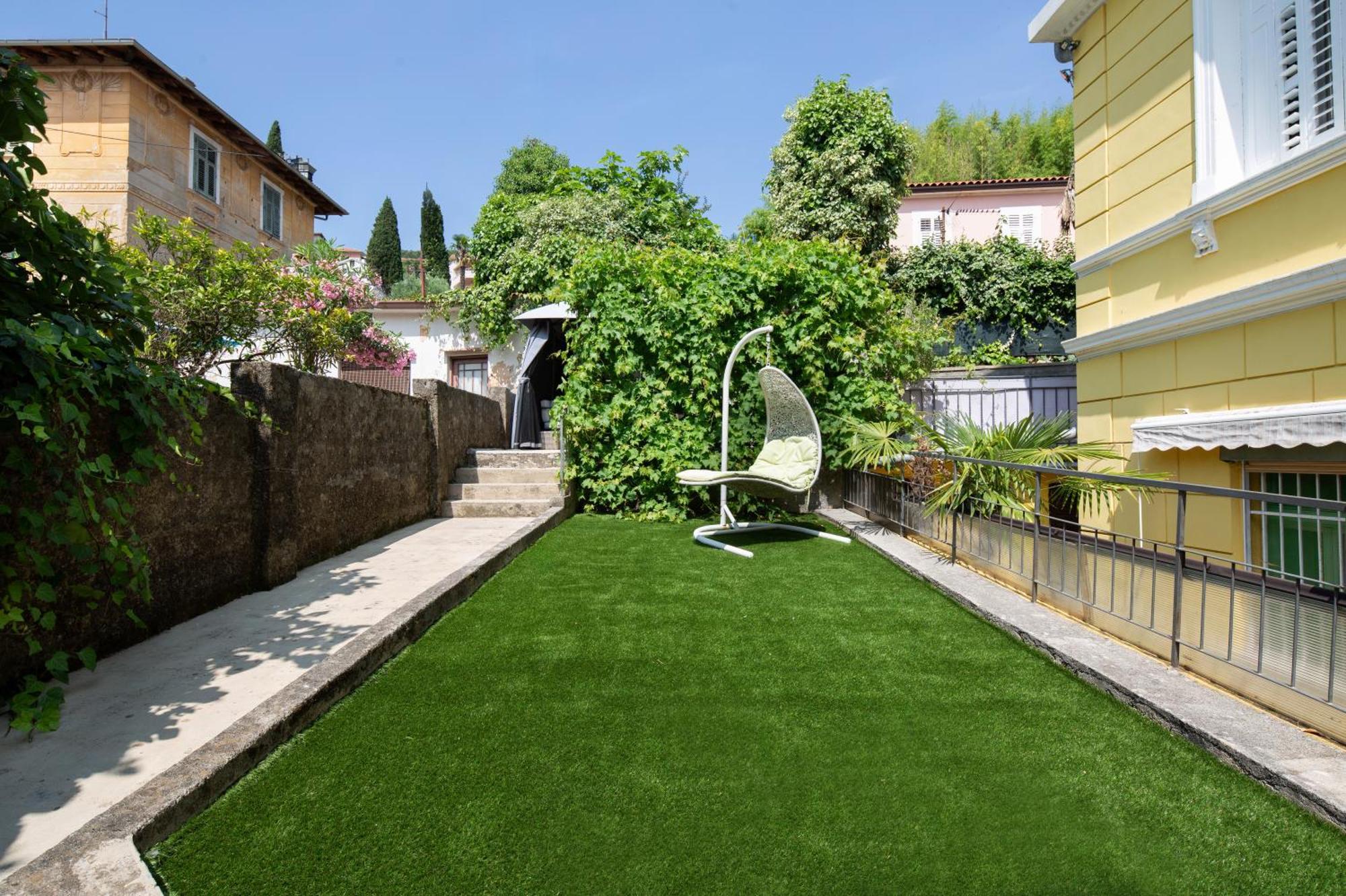 With Spacious Terrace Floramy Apartment