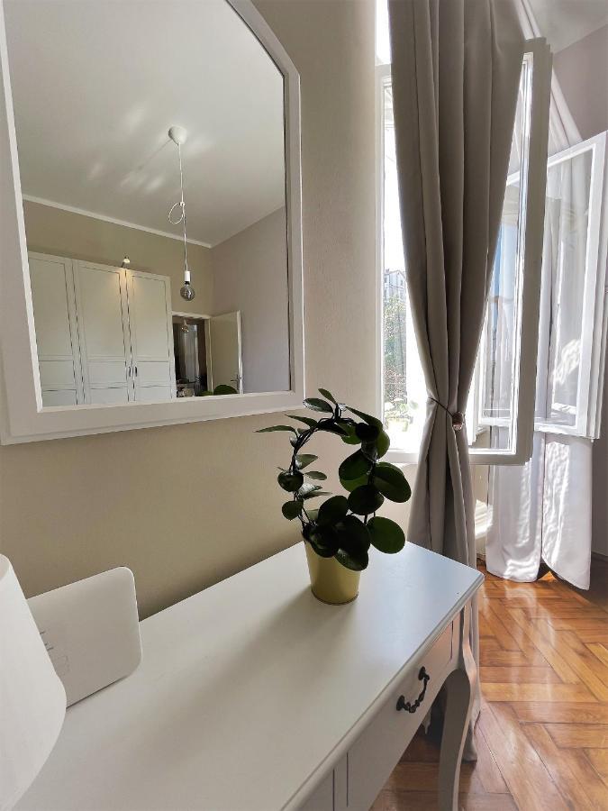 With Spacious Terrace Floramy Apartment